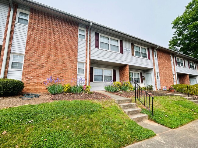 Primary Photo - Charming 2 bedroom, 2.5 bathroom townhome ...