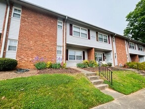 Building Photo - Charming 2 bedroom, 2.5 bathroom townhome in Greensboro w/2 master-suites/community pool
