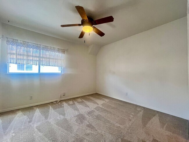 Building Photo - 2 Bedroom/2.5 Bath Townhome! Close to Majo...