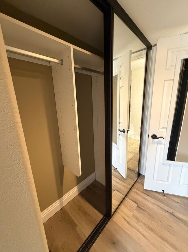 Building Photo - Spacious 2 Bedroom, 2.5 Bath Two-Story Townhome UTC