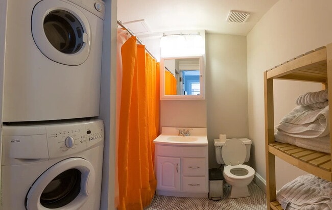 Building Photo - Comfortable and Spacious Rental Opportunity