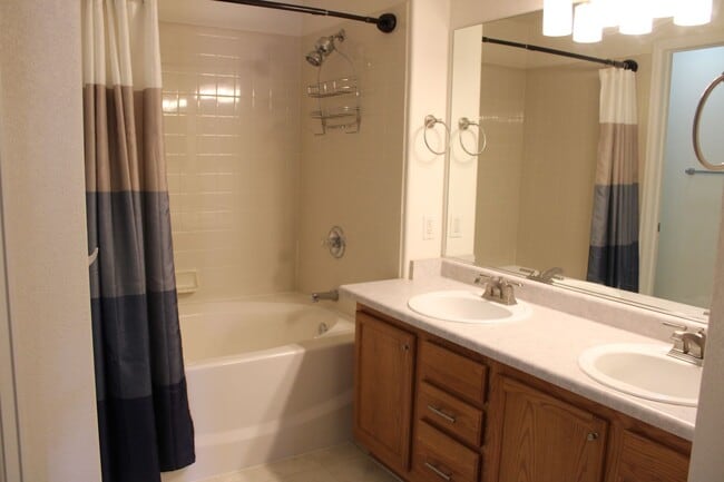 Building Photo - Beautiful 2-Bedroom Townhome in Pinnacle at T-Bone Ranch