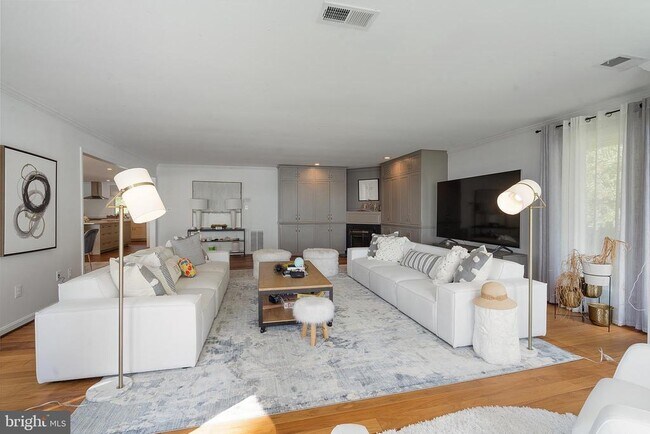 Building Photo - 5837 River Dr