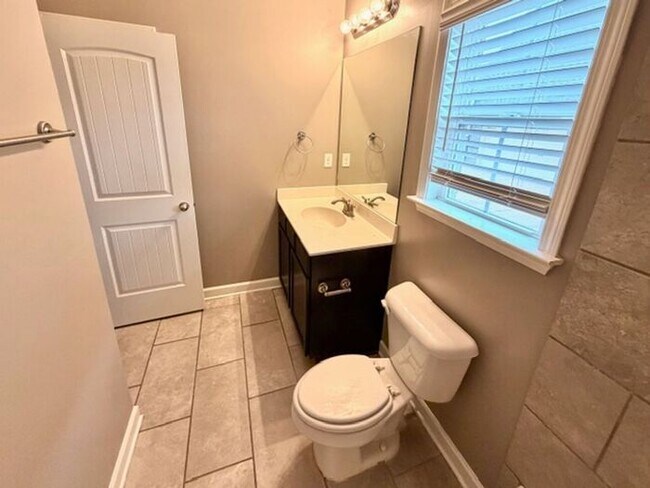 Building Photo - Now Leasing a 4 bedroom 3 bath home in Olive Branch