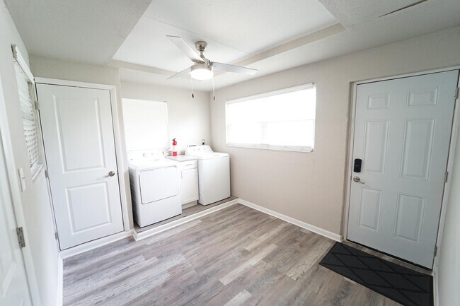 Building Photo - 912 Bentley St