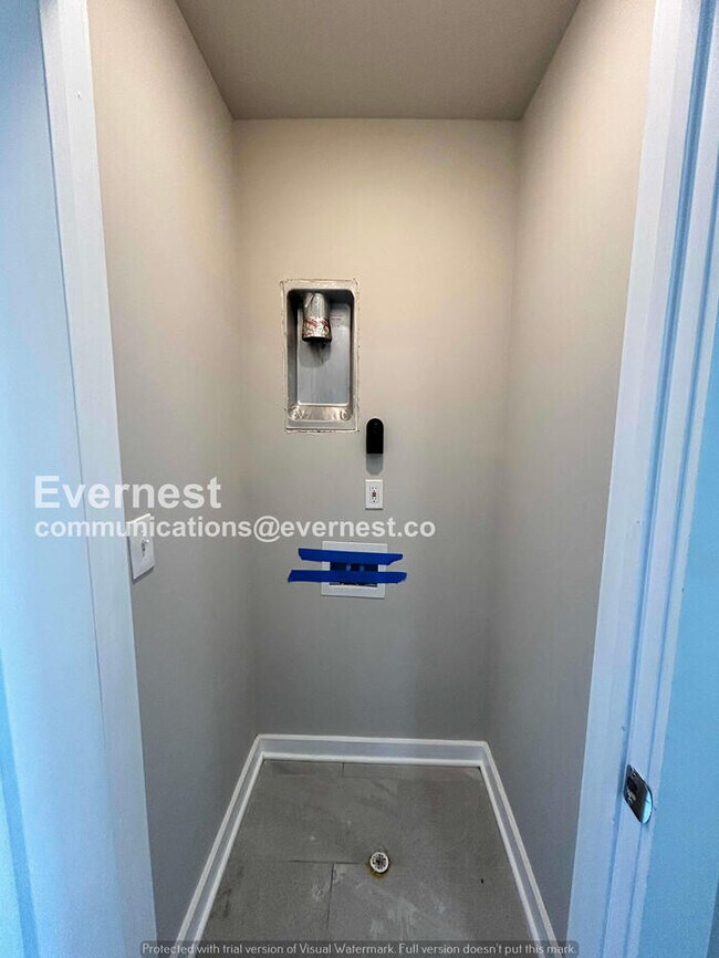 Building Photo - Limited Time Special Offer! / 3 Bed/2 Bath Townhome with Off-Street Parking / Pet-Friendly /Avail...