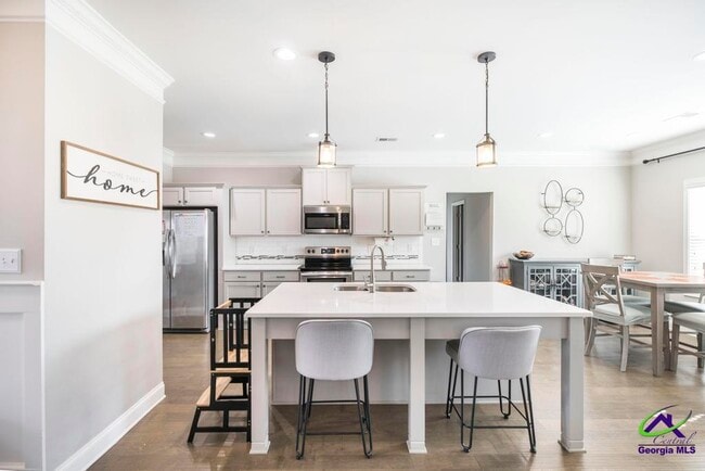 Building Photo - 421 Newport Ave