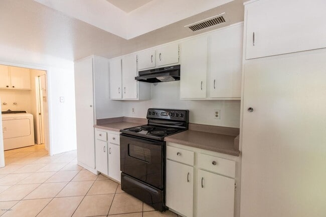 Building Photo - Great Tri-Level home close to ASU