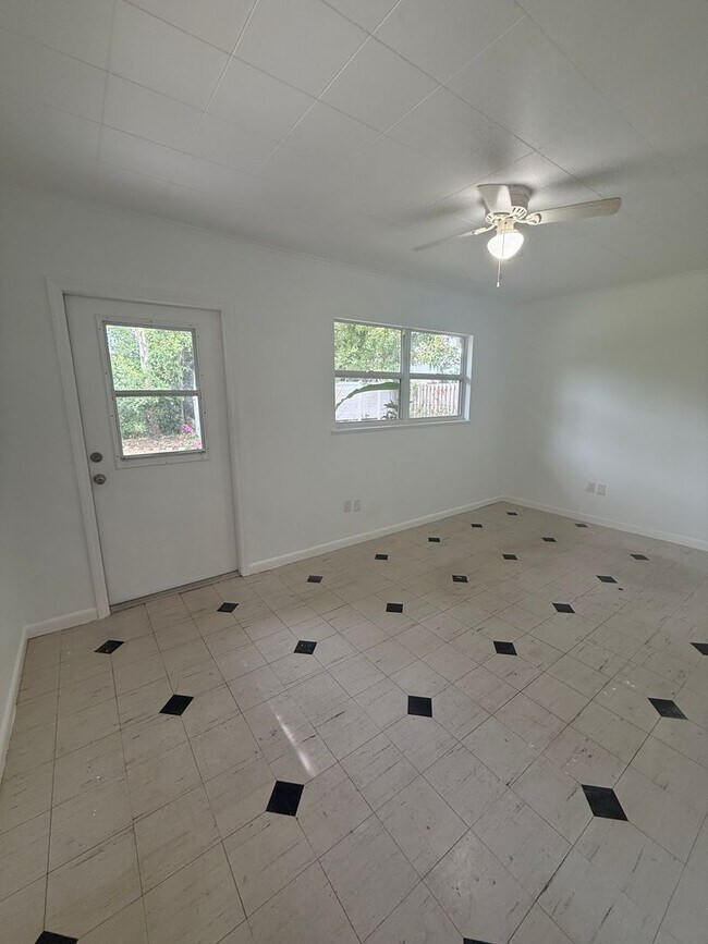 Building Photo - 3 Bedroom 2 Bath Single Family Home w/Garage & Bonus Room