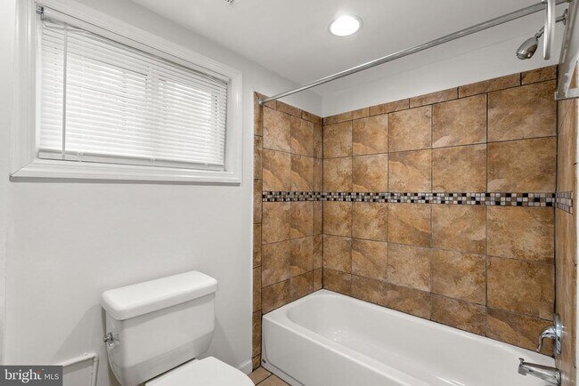 Building Photo - 141 Uhland Terrace NE