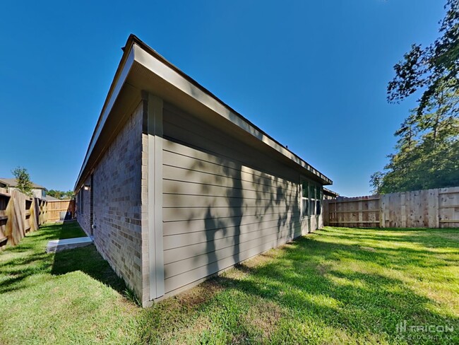 Building Photo - 10511 Pineland Dr
