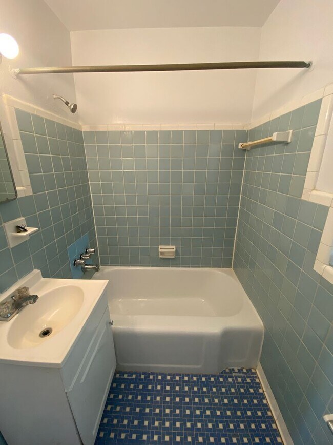 Building Photo - Cottage Home in Seminole Manor