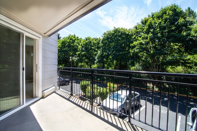 Building Photo - Redmond- One Bedroom Condo located at the ...