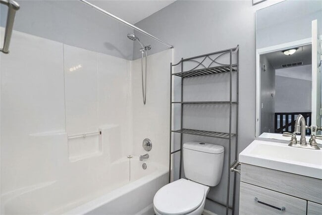 Building Photo - 5060 Meadow Overlook Dr