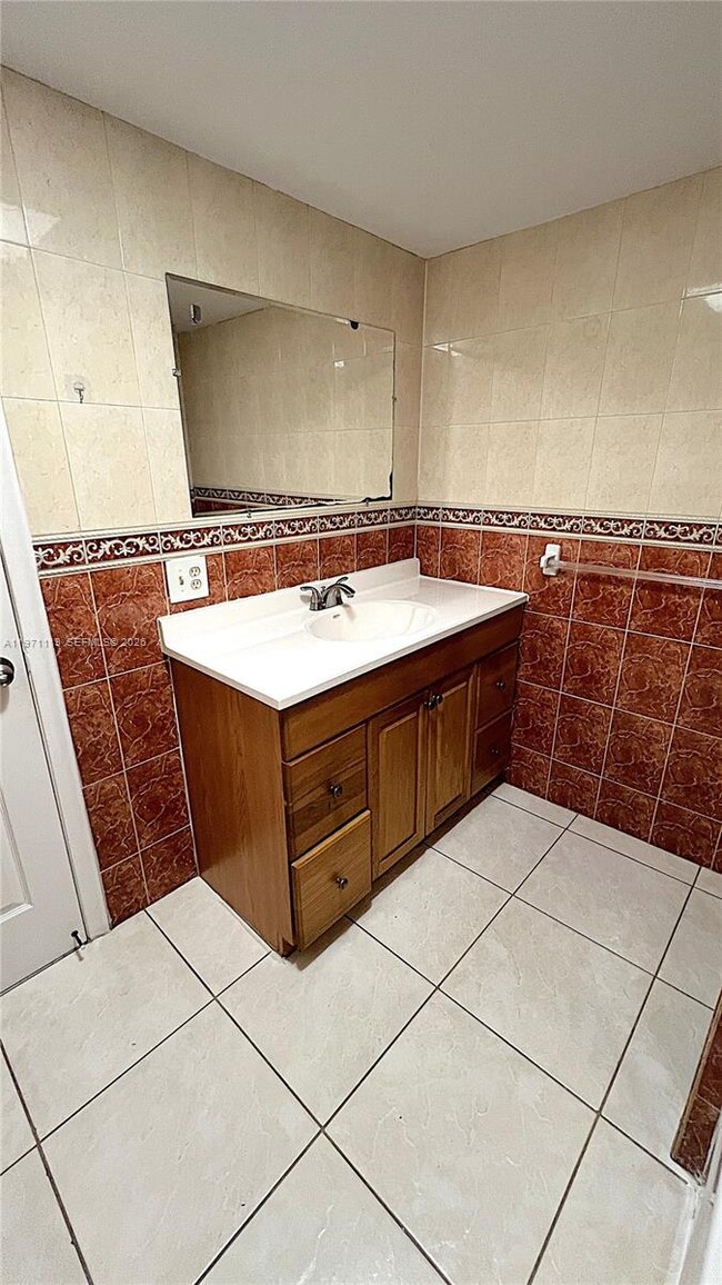 Building Photo - 10000 NW 80th Ct