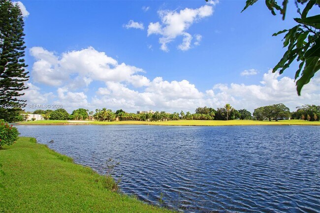 Building Photo - 524 Village Lake Dr