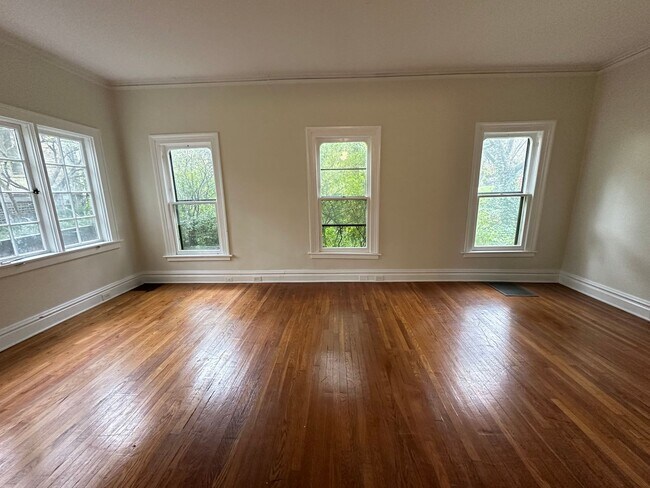 Building Photo - Single Family Heritage Hill Home! Two Bedr...