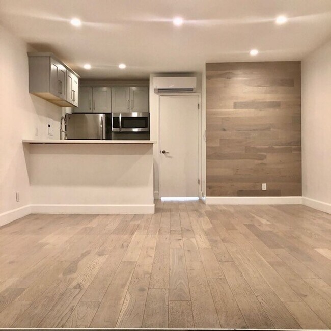 Interior Photo - CANON DR, 120