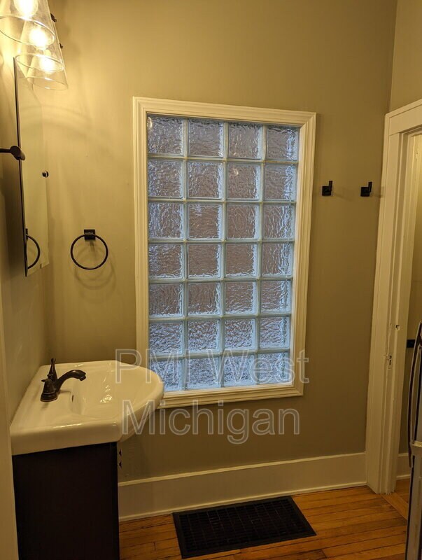 Building Photo - 144 Page St NE