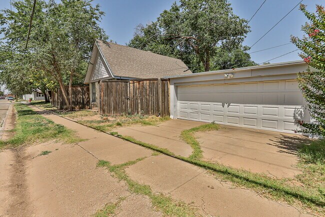 Building Photo - Large 2 story Home