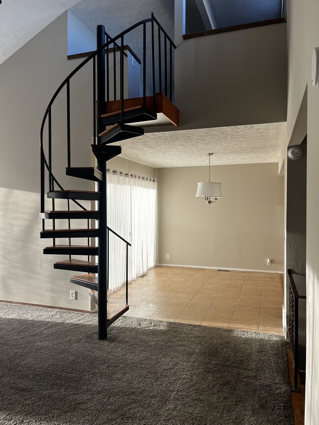 Large dining area - 13809 Greenfield Rd