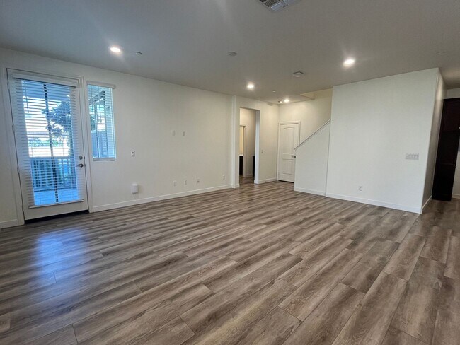Building Photo - Spacious 3 bedroom, 3-bathroom condo for rent