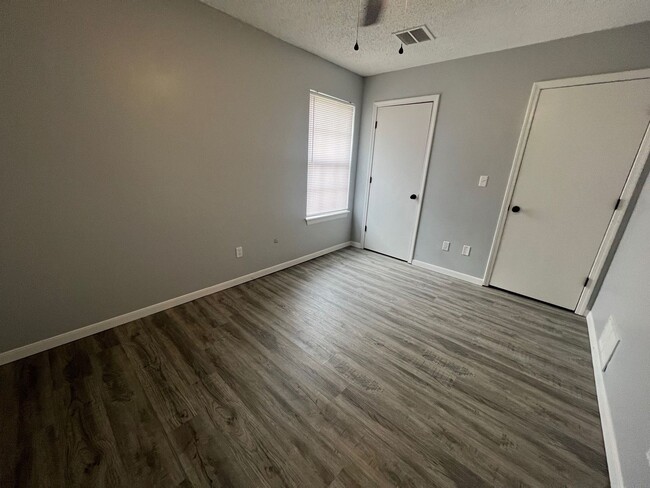 Building Photo - Beautifully Remodeled 2/1 apartment in Par...