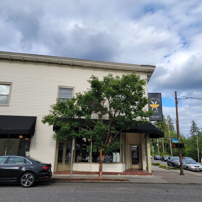 Building Photo - Bright and Spacious vintage 2 bedroom apar...