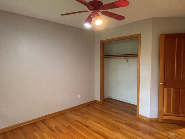 Building Photo - Spacious 4 BR/4 BA Single-Family Home in a...