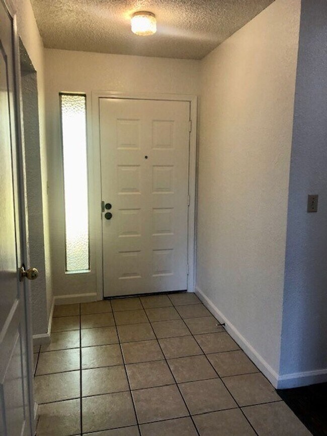 Building Photo - Nice 4 bedroom, 2 bathroom home in Citrus Heights
