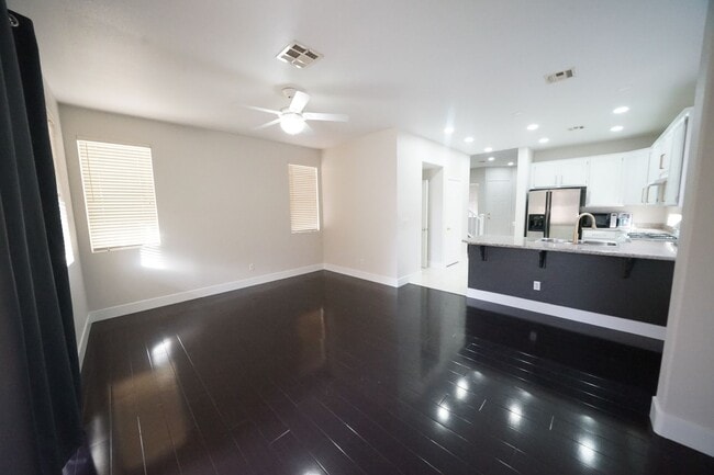 Building Photo - SHOWINGS AVAILABLE NOW