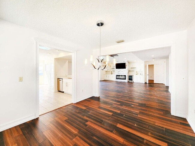 Building Photo - "3-Bed, 3-Bath Gem in New Port Richey with 2,233 Sq Ft of Living Space!"