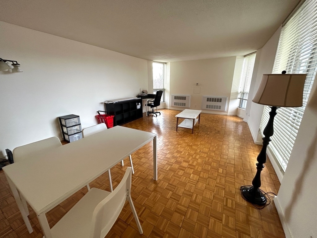 Building Photo - 33 Pond Ave