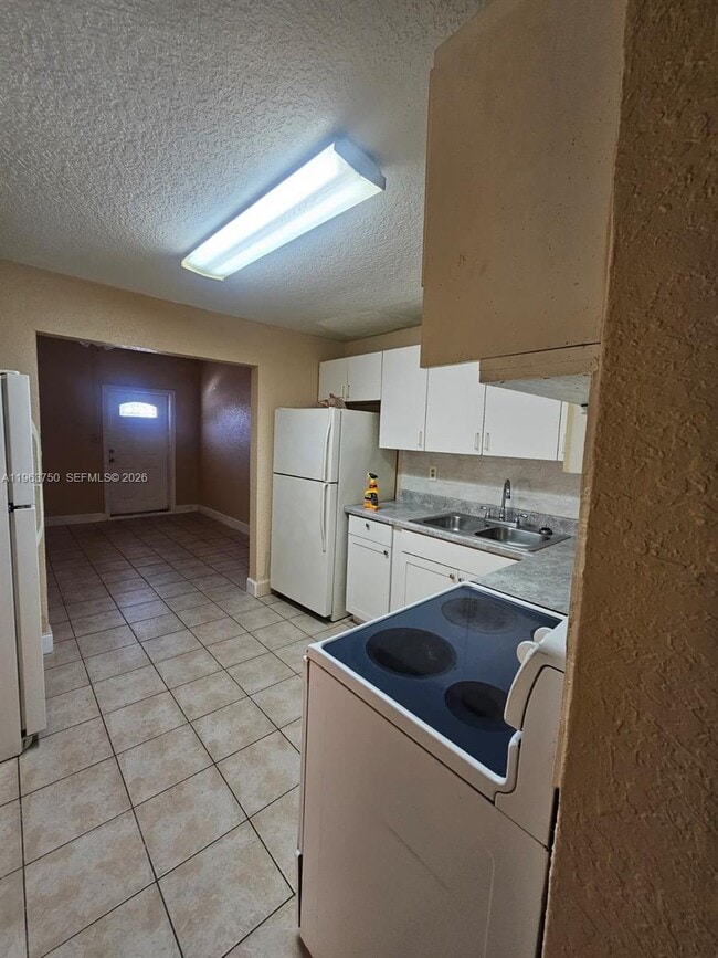 Building Photo - 2990 SW 15th Ave