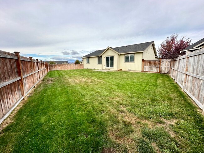 Building Photo - Charming 4-Bedroom Home with Large Fenced ...