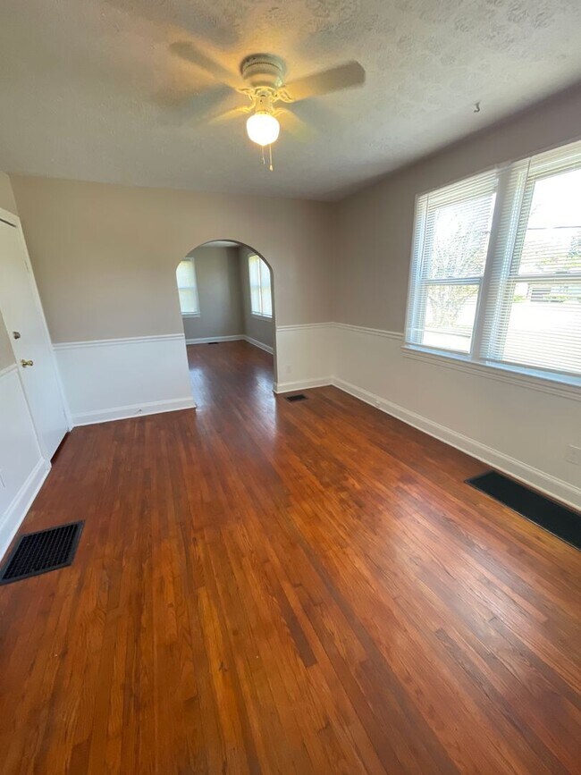 Building Photo - Cape Cod House