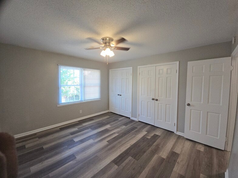 Building Photo - 1307 W Meadowview Rd