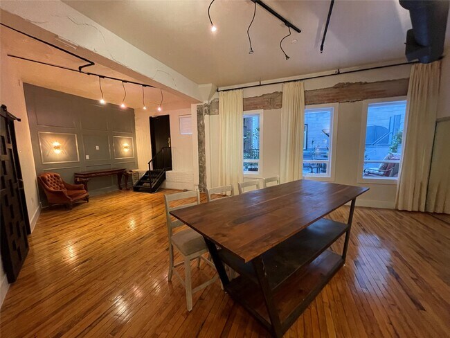 Building Photo - 705 Main St