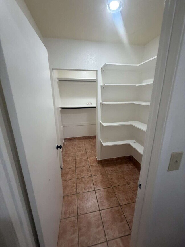 Building Photo - Beautiful 3 Bed / 2 Bath Home with Backyard Oasis & Pool!
