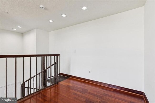 Building Photo - Spacious 1 Bedroom 1 Bath Loft Condo