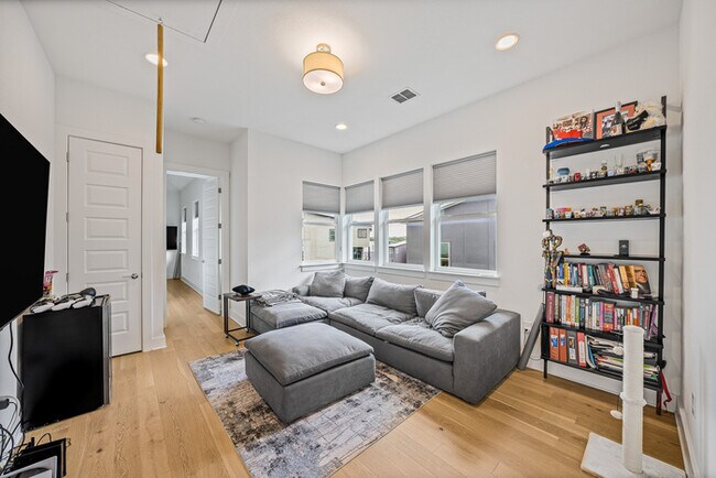 Building Photo - 6228 Toscana Ave