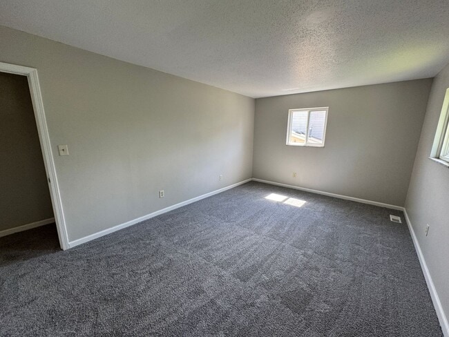 Building Photo - Far Eastside Large 3 Bedroom 1.5 Bath