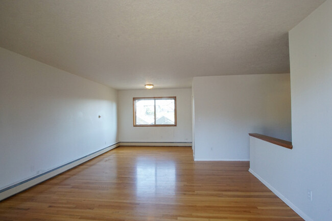 Building Photo - Large Clean Open Hillsdale apartment, Big ...