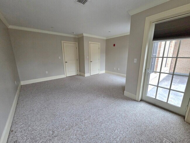 Building Photo - 286 Main St