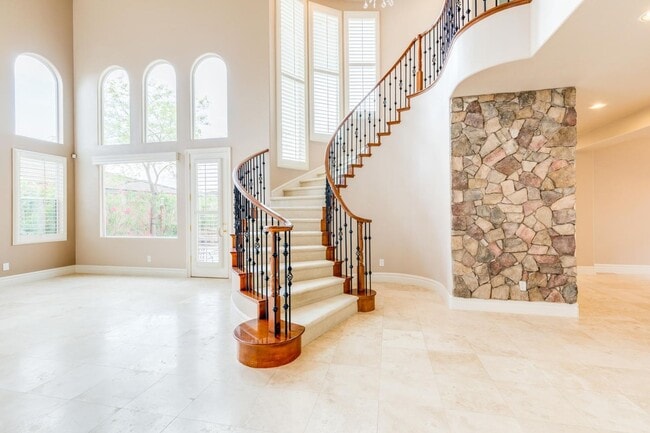 Building Photo - Live The Red Rock Country Club Lifestyle!!