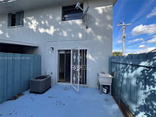 Building Photo - 5800 W 18th Ave