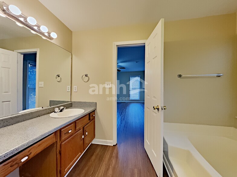 Building Photo - 34 Bell Ct