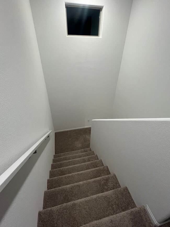 Building Photo - Move in today! 3 bed 2.5 bath 2 story beauty!