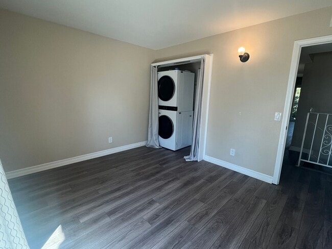 Building Photo - Spacious 3 Bedroom, 2.5 Bath Condo in a Be...