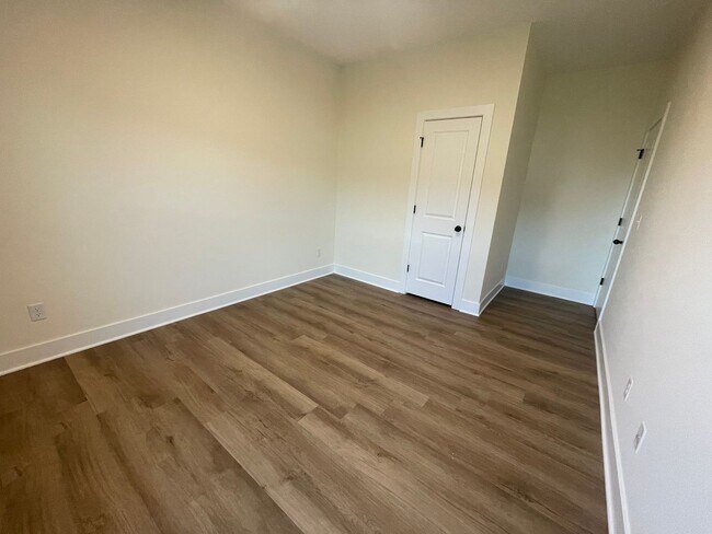 Building Photo - 3809/11 Bluelake